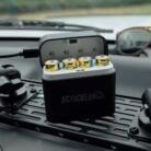 El Kit EcoCell de Pilas AA Recargables de Litio 1.5V 3600mWh es una solución práctica y económica para reemplazar las pilas desechables tradicionales. Incluye 4 baterías AA recargables de litio y un cargador con puerto USB-C, ideal para mantener tus dispositivos siempre listos. Gracias a su voltaje constante de 1.5V, estas pilas ofrecen un mejor rendimiento en equipos que requieren energía estable, como controles remotos, cámaras, juguetes electrónicos, linternas, micrófonos inalámbricos, teclados, mouse, radios, controles de videojuegos y otros dispositivos compatibles con pilas AA. El cargador permite cargar hasta 4 pilas AA al mismo tiempo y cuenta con entrada USB-C 5V/2A, lo que facilita su uso con adaptadores de celular, cargadores USB, power banks o puertos USB compatibles.