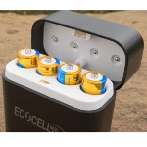 El Kit EcoCell de Pilas AA Recargables de Litio 1.5V 3600mWh es una solución práctica y económica para reemplazar las pilas desechables tradicionales. Incluye 4 baterías AA recargables de litio y un cargador con puerto USB-C, ideal para mantener tus dispositivos siempre listos. Gracias a su voltaje constante de 1.5V, estas pilas ofrecen un mejor rendimiento en equipos que requieren energía estable, como controles remotos, cámaras, juguetes electrónicos, linternas, micrófonos inalámbricos, teclados, mouse, radios, controles de videojuegos y otros dispositivos compatibles con pilas AA. El cargador permite cargar hasta 4 pilas AA al mismo tiempo y cuenta con entrada USB-C 5V/2A, lo que facilita su uso con adaptadores de celular, cargadores USB, power banks o puertos USB compatibles.