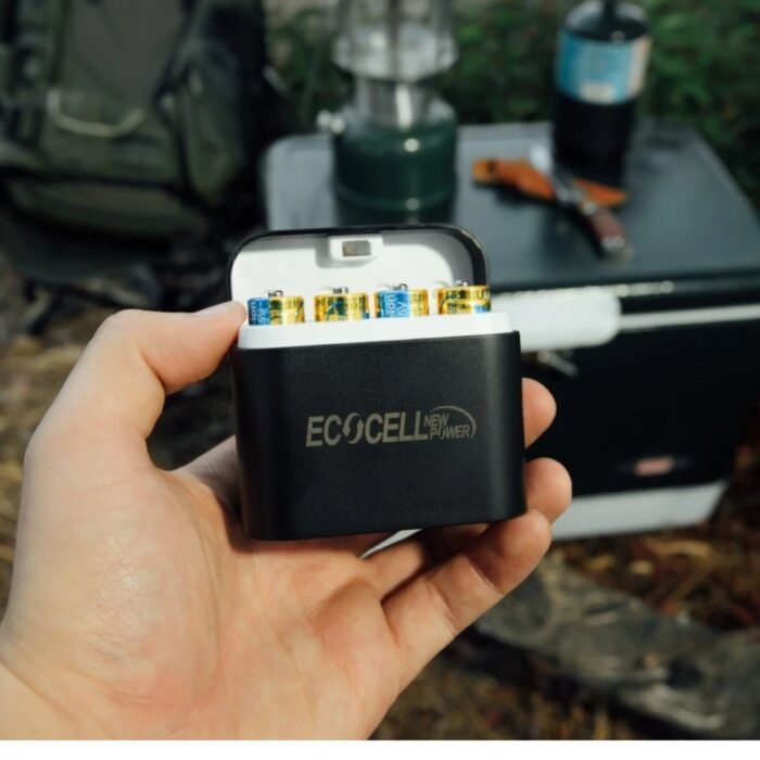 El Kit EcoCell de Pilas AA Recargables de Litio 1.5V 3600mWh es una solución práctica y económica para reemplazar las pilas desechables tradicionales. Incluye 4 baterías AA recargables de litio y un cargador con puerto USB-C, ideal para mantener tus dispositivos siempre listos. Gracias a su voltaje constante de 1.5V, estas pilas ofrecen un mejor rendimiento en equipos que requieren energía estable, como controles remotos, cámaras, juguetes electrónicos, linternas, micrófonos inalámbricos, teclados, mouse, radios, controles de videojuegos y otros dispositivos compatibles con pilas AA. El cargador permite cargar hasta 4 pilas AA al mismo tiempo y cuenta con entrada USB-C 5V/2A, lo que facilita su uso con adaptadores de celular, cargadores USB, power banks o puertos USB compatibles.